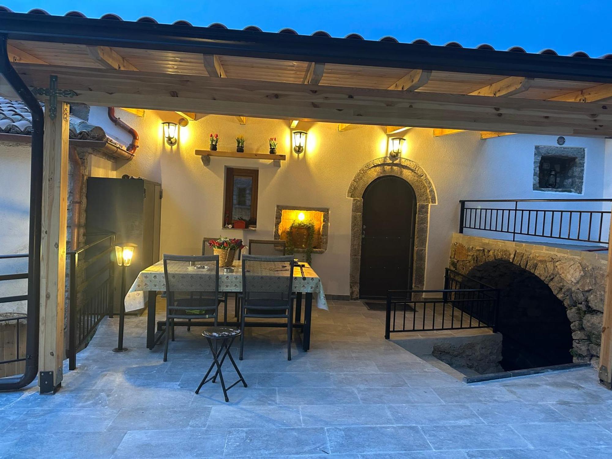 Ana & Angelo House Himare Feriehus *